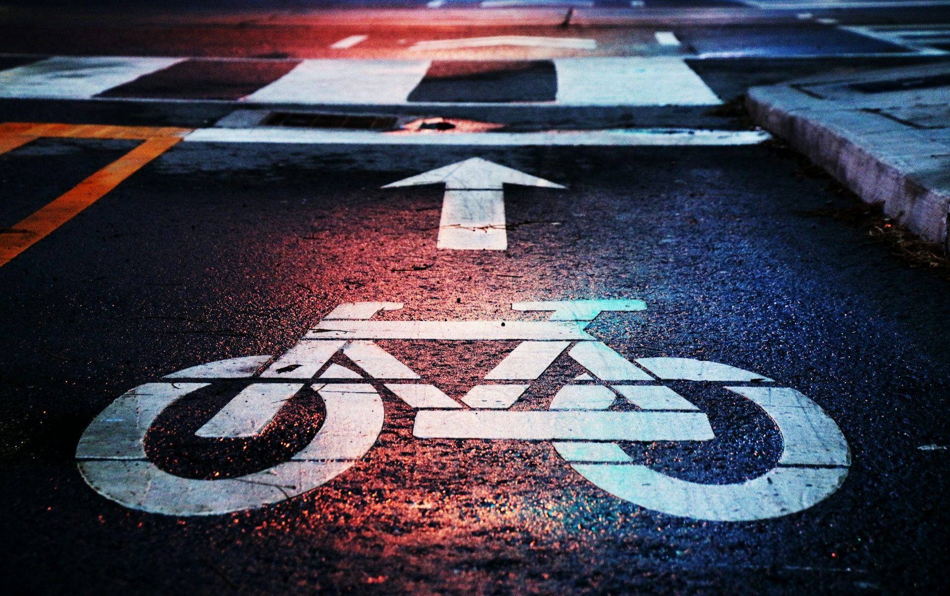 Fietsen in het donker? 4 tips om beter op te vallen in het verkeer