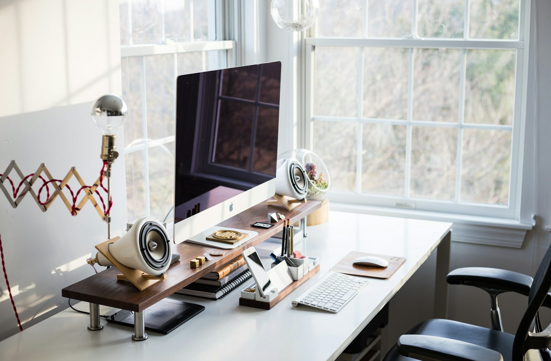 Ontdek de voordelen van een zit-sta bureau en ergonomische bureaustoelen